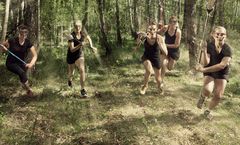 Lacrosse Bundesliga Spielerinnen im Wald. Fotos von Thorsten Indra für LOOX Magazine.