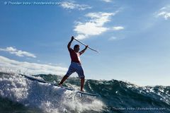 Foto vom SUP Standup paddling in den Wellen von Maui/ Hawaii. Aus dem Wasser mit einem wasserdichten Gehäuse bei einem South Swell fotografiert.