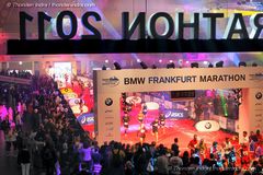 Event Fotograf Thorsten Indra dokumentiert den BMW Frankfurt Marathon 2011 fuer BMW: Stimmung und Emotionen im Finish und bei der Siegerehrung in der Festhalle.